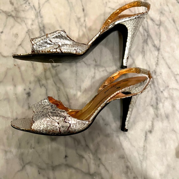 Vintage 1960s Felipe silver slingback heels.  Size 7 1/2. - Picture 4 of 6